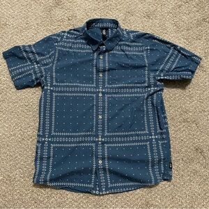 Mountain Hardwear Mens Medium SS Button Down Blue Shirt Print Pattern EUC